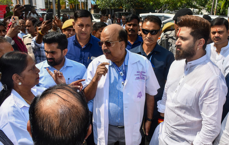 बिहार केंद्रीय मंत्री चिराग पासवान ने की वैशाली नाव हादसे के पीड़ितों से मुलाकात बिहार केंद्रीय मंत्री चिराग पासवान ने की वैशाली नाव हादसे के पीड़ितों से मुलाकात