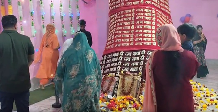 नवरात्र में भारत-पाकिस्तान सीमा के पास स्थित टाली माता मंदिर में उड़ रही श्रद्धालुओं की भीड़ नवरात्र में भारत-पाकिस्तान सीमा के पास स्थित टाली माता मंदिर में उड़ रही श्रद्धालुओं की भीड़