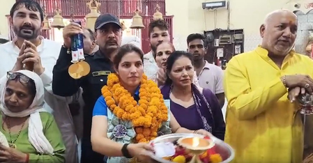 बेटे और बेटियों को बराबर का अधिकार दें, सपने पूरे करने की आजादी दें नीरू ढांडा बेटे और बेटियों को बराबर का अधिकार दें, सपने पूरे करने की आजादी दें नीरू ढांडा