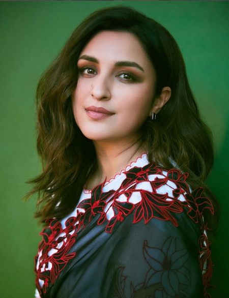 होटल रूम में खराब लाइटिंग की वजह से मेकअप करने में हो रही परेशानी?, परिणीति चोपड़ा ने बताया आसान हैक होटल रूम में खराब लाइटिंग की वजह से मेकअप करने में हो रही परेशानी?, परिणीति चोपड़ा ने बताया आसान हैक