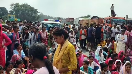कंपनी में वेतन, कार्य अवधि और सुरक्षा की मांग को लेकर महिला कामगारों ने रांची-टाटा रोड किया जाम कंपनी में वेतन, कार्य अवधि और सुरक्षा की मांग को लेकर महिला कामगारों ने रांची-टाटा रोड किया जाम