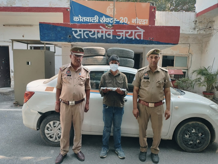 नोएडा में कार से टायर चोरी करने वाला आरोपी गिरफ्तार, चार टायर और लैपटॉप बरामद