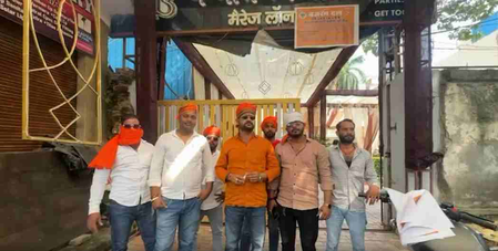 गरबा पंडालों में गैर-हिंदुओं की एंट्री पर विवाद, सतना से वाराणसी तक बजरंग दल ने लगाए पोस्टर गरबा पंडालों में गैर-हिंदुओं की एंट्री पर विवाद, सतना से वाराणसी तक बजरंग दल ने लगाए पोस्टर