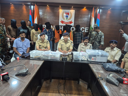 रांची में साइबर ठगी के बड़े गिरोह का खुलासा, 10 गिरफ्तार, 8 लाख नकद और 36 मोबाइल सहित कई सामान जब्त रांची में साइबर ठगी के बड़े गिरोह का खुलासा, 10 गिरफ्तार, 8 लाख नकद और 36 मोबाइल सहित कई सामान जब्त