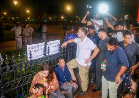 अंकिता भंडारी के माता-पिता न्याय की गुहार लेकर इंडिया गेट पर बैठे, राहुल गांधी ने की मुलाकात