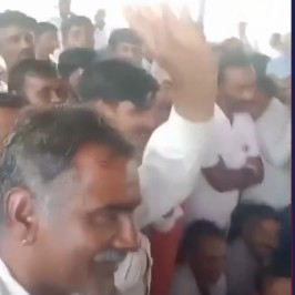 राजस्थान बाड़मेर में सरपंच पद के लिए 11 करोड़ रुपये की कथित बोली का वीडियो वायरल, मचा बवाल राजस्थान बाड़मेर में सरपंच पद के लिए 11 करोड़ रुपये की कथित बोली का वीडियो वायरल, मचा बवाल