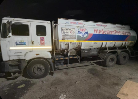 गुजरात पुलिस ने दो जगह मारा छापा, 1.72 करोड़ रुपए का ईंधन, रसायन और वाहन जब्त, सात गिरफ्तार गुजरात पुलिस ने दो जगह मारा छापा, 1.72 करोड़ रुपए का ईंधन, रसायन और वाहन जब्त, सात गिरफ्तार