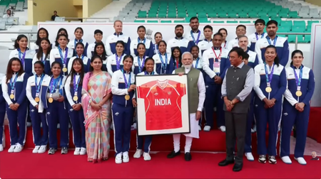 एशियन गेम्स 2026 के भारतीय दल से पीएम मोदी की मुलाकात, खिलाड़ियों ने भेंट की जर्सी