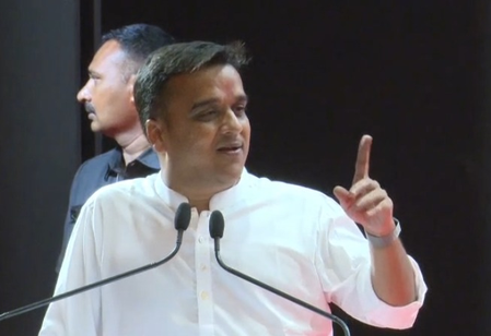 मुस्कुराइए, आज से आप भारत के नागरिक हैं, राजकोट में 319 लोगों को मिली भारतीय नागरिकता मुस्कुराइए, आज से आप भारत के नागरिक हैं, राजकोट में 319 लोगों को मिली भारतीय नागरिकता