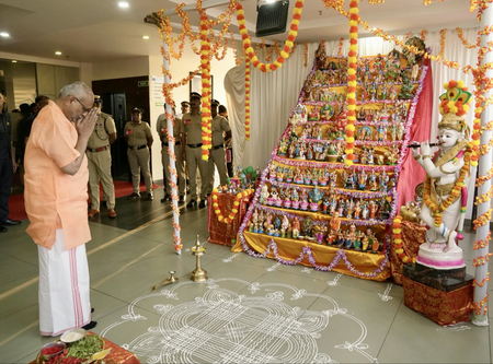 केरल कोझिकोड में उपराष्ट्रपति सीपी राधाकृष्णन ने नवरात्रि सरगोत्सव 2026 का किया उद्घाटन केरल कोझिकोड में उपराष्ट्रपति सीपी राधाकृष्णन ने नवरात्रि सरगोत्सव 2026 का किया उद्घाटन