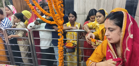नवरात्र  मां अलोप शंकरी के दरबार में श्रद्धालुओं का जनसैलाब, भोर से ही दर्शन-पूजन जारी