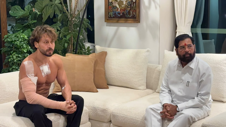 फायरिंग के बाद एकनाथ शिंदे ने टाइगर श्रॉफ से की मुलाकात, घायल अभिनेता के हाथ और छाती पर दिखीं पट्टियां फायरिंग के बाद एकनाथ शिंदे ने टाइगर श्रॉफ से की मुलाकात, घायल अभिनेता के हाथ और छाती पर दिखीं पट्टियां