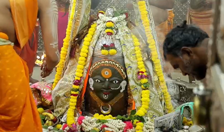 महाअष्टमी के अवसर पर देवी स्वरूप में सजे बाबा महाकाल, चांदी और स्वर्ण आभूषणों से भव्य शृंगार