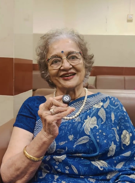 आशा पारेख ने धाराप्रवाह मराठी में असेन मी नसेन मी नाटक के कलाकारों की सराहना की