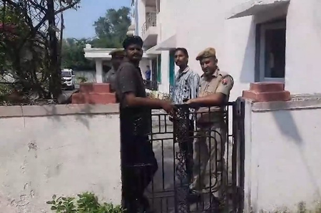 टाइगर श्रॉफ पर फायरिंग मामले में बड़ी कार्रवाई, तीनों शूटर राजस्थान के कोटा से गिरफ्तार टाइगर श्रॉफ पर फायरिंग मामले में बड़ी कार्रवाई, तीनों शूटर राजस्थान के कोटा से गिरफ्तार