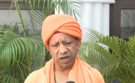 गोरखपुर में सीएम योगी ने महानवमी पर किया कन्या पूजन, कहा-नारी गरिमा से खिलवाड़ स्वीकार नहीं गोरखपुर में सीएम योगी ने महानवमी पर किया कन्या पूजन, कहा-नारी गरिमा से खिलवाड़ स्वीकार नहीं