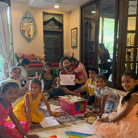 नवरात्रि पर कंजक कन्याओं के साथ समय बिताते दिखे वरुण धवन, तस्वीर साझा कर दी शुभकामनाएं नवरात्रि पर कंजक कन्याओं के साथ समय बिताते दिखे वरुण धवन, तस्वीर साझा कर दी शुभकामनाएं