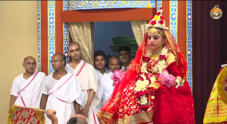 महाअष्टमी पर बेलूर मठ में कुमारी पूजा देखने उमड़े हजारों श्रद्धालु, व्यवस्थित आयोजन की हुई सराहना महाअष्टमी पर बेलूर मठ में कुमारी पूजा देखने उमड़े हजारों श्रद्धालु, व्यवस्थित आयोजन की हुई सराहना
