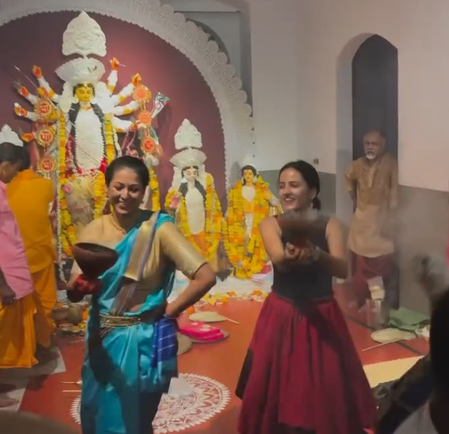 गोवा में दुर्गा पूजा की रौनक, एक्ट्रेस लिसा रे ने अपनी जुड़वां बेटियों संग बंगाली पूजो बाड़ी के दर्शन किए गोवा में दुर्गा पूजा की रौनक, एक्ट्रेस लिसा रे ने अपनी जुड़वां बेटियों संग बंगाली पूजो बाड़ी के दर्शन किए