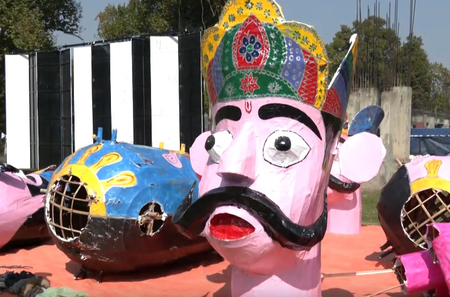 श्रीनगर में दशहरा की तैयारियां तेज, त्योहार मनाने जुट रहे सभी समुदायों के लोग श्रीनगर में दशहरा की तैयारियां तेज, त्योहार मनाने जुट रहे सभी समुदायों के लोग