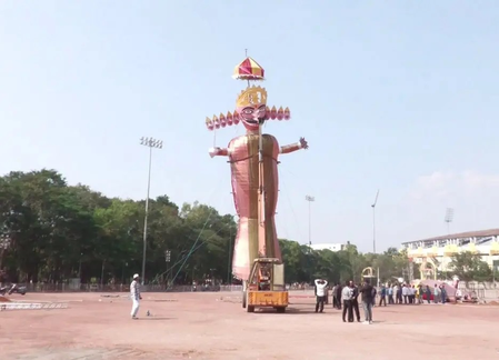 रांची के मोरहाबादी में इस बार 70 फीट ऊंचे रावण के साथ दोमंजिला ‘सोने की लंका’ का होगा दहन रांची के मोरहाबादी में इस बार 70 फीट ऊंचे रावण के साथ दोमंजिला ‘सोने की लंका’ का होगा दहन