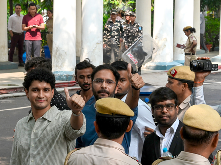 सौरव दास और आशुतोष रांका की न्यायिक हिरासत बढ़ाने का कोई कारण नहीं, दोनों को किया जाए रिहा रत्ना सिंह सौरव दास और आशुतोष रांका की न्यायिक हिरासत बढ़ाने का कोई कारण नहीं, दोनों को किया जाए रिहा रत्ना सिंह