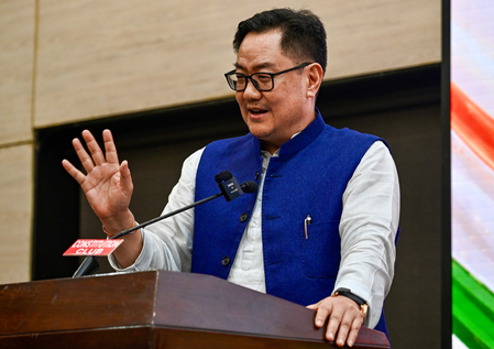 किरेन रिजिजू का खड़गे को पत्र, बोले- महत्वपूर्ण कानूनों के रास्ते में बाधा न बने कांग्रेस