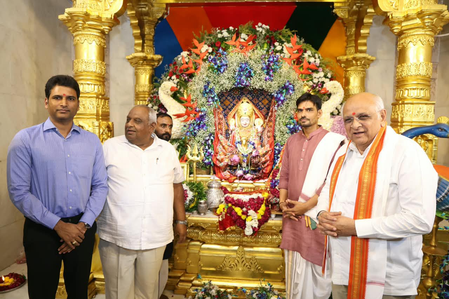 गुजरात सीएम भूपेंद्र पटेल ने नवरात्रि के नौवें दिन वरदायिनी माताजी मंदिर में पूजा-अर्चना की गुजरात सीएम भूपेंद्र पटेल ने नवरात्रि के नौवें दिन वरदायिनी माताजी मंदिर में पूजा-अर्चना की