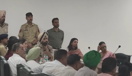 मानसा में परविंदर सिंह झोटा हत्याकांड को लेकर उबाल, इंसाफ कमेटी ने सरकार से सीएम और डीजीपी का इस्तीफा मांगा मानसा में परविंदर सिंह झोटा हत्याकांड को लेकर उबाल, इंसाफ कमेटी ने सरकार से सीएम और डीजीपी का इस्तीफा मांगा