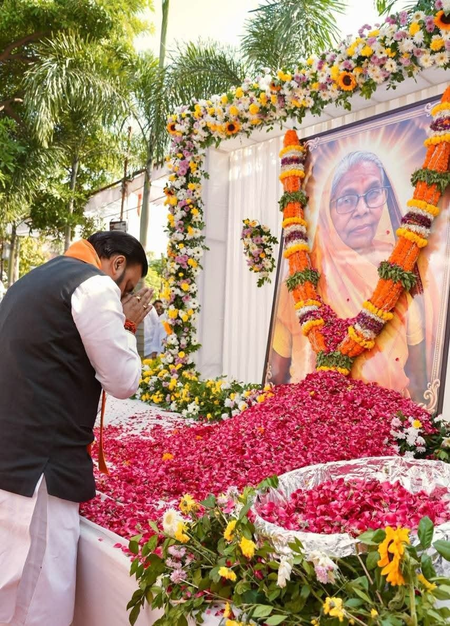 बिहार भाजपा के राष्ट्रीय महामंत्री हरीश द्विवेदी की माताजी के श्राद्धकर्म में शामिल हुए सीएम चौधरी, दी श्रद्धांजलि बिहार भाजपा के राष्ट्रीय महामंत्री हरीश द्विवेदी की माताजी के श्राद्धकर्म में शामिल हुए सीएम चौधरी, दी श्रद्धांजलि