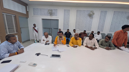 इलाहाबाद-झांसी स्नातक एमएलसी चुनाव से पहले वोटर लिस्ट में गड़बड़ी, भाजपा ने सपा पर लगाया वोट चोरी का आरोप इलाहाबाद-झांसी स्नातक एमएलसी चुनाव से पहले वोटर लिस्ट में गड़बड़ी, भाजपा ने सपा पर लगाया वोट चोरी का आरोप