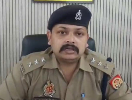 कानपुर कार की छत पर हाथ फंसाकर युवक को डेढ़ किलोमीटर तक घसीटा, मामला दर्ज कानपुर कार की छत पर हाथ फंसाकर युवक को डेढ़ किलोमीटर तक घसीटा, मामला दर्ज