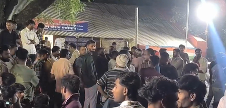 वाशिम  दुर्गा प्रतिमा विसर्जन जुलूस में घर पर गुलाल गिरने के बाद विवाद, आरोपियों की तलाश जारी