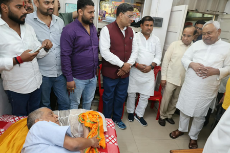 विधान परिषद चुनाव से पहले सक्रिय हुए नीतीश कुमार, एनडीए प्रत्याशी नीरज के आवास पहुंचकर हाल जाना विधान परिषद चुनाव से पहले सक्रिय हुए नीतीश कुमार, एनडीए प्रत्याशी नीरज के आवास पहुंचकर हाल जाना