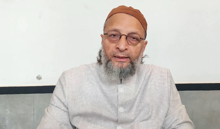 मक्का-मदीना में फंसे भारतीय उमरा यात्रियों की सुरक्षित वापसी की मांग, ओवैसी ने केंद्र सरकार से लगाई गुहार मक्का-मदीना में फंसे भारतीय उमरा यात्रियों की सुरक्षित वापसी की मांग, ओवैसी ने केंद्र सरकार से लगाई गुहार