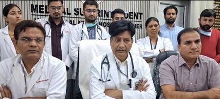 अजमेर में रोबोटिक तकनीक से जटिल हायटस हर्निया का सफल ऑपरेशन, डॉ. शिव कुमार बुनकर ने रचा नया कीर्तिमान अजमेर में रोबोटिक तकनीक से जटिल हायटस हर्निया का सफल ऑपरेशन, डॉ. शिव कुमार बुनकर ने रचा नया कीर्तिमान