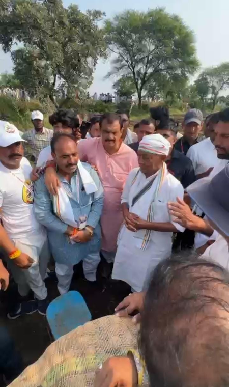 आलू की बुवाई कर रहे किसानों के बीच पहुंचे दिग्विजय सिंह, सुनीं उनकी समस्याएं आलू की बुवाई कर रहे किसानों के बीच पहुंचे दिग्विजय सिंह, सुनीं उनकी समस्याएं