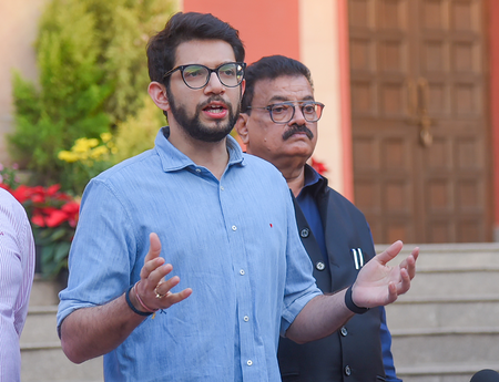 रेहान वाड्रा के समर्थन में उतरे आदित्य ठाकरे, बोले-तिरंगे की फोटो हटाने से इनकार करना साहसिक कदम रेहान वाड्रा के समर्थन में उतरे आदित्य ठाकरे, बोले-तिरंगे की फोटो हटाने से इनकार करना साहसिक कदम