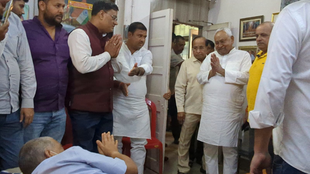 बिहार विधान परिषद चुनाव से पहले जदयू उम्मीदवार नीरज कुमार से मिले नीतीश कुमार, अस्पताल में चल रहा था इलाज बिहार विधान परिषद चुनाव से पहले जदयू उम्मीदवार नीरज कुमार से मिले नीतीश कुमार, अस्पताल में चल रहा था इलाज