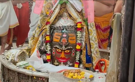 रजत मुकुट और रुद्राक्ष से सजे बाबा महाकाल, भस्म आरती में बड़ी संख्या में शामिल हुए श्रद्धालु