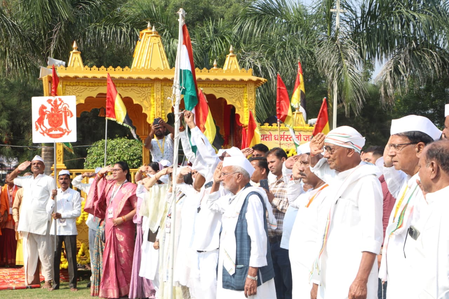 मध्य प्रदेश  राष्ट्रध्वज को सलामी देकर दिग्विजय सिंह ने शुरू की चौथे दिन की यात्रा