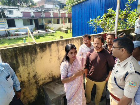 हजारीबाग  महिला अधिवक्ता की संदिग्ध मौत पर आक्रोश, पति की गिरफ्तारी की मांग को लेकर परिजनों का हंगामा