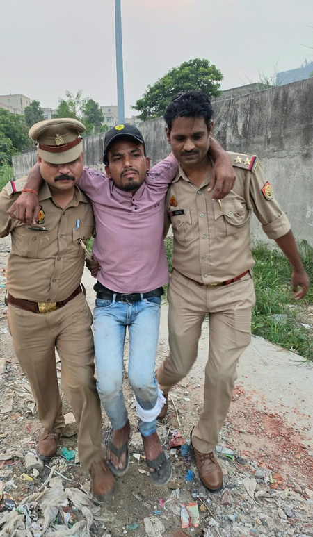नोएडा पुलिस मुठभेड़ में मोबाइल स्नैचिंग का आरोपी घायल, 12 मोबाइल और चोरी की स्कूटी बरामद