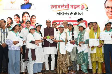 भोपाल महिलाओं को आत्मनिर्भर बनाने की दिशा में बड़ा कदम, शिवराज सिंह ने बांटे लोन और प्रमाण पत्र