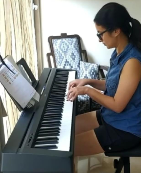 नई फिल्म के लिए रसिका दुग्गल ने सीखा पियानो का नया हुनर, बोलीं-लगन में आनंद है