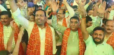 गुजरात  अमरेली में केसरियो शरदोत्सव की धूम, नेताओं से लेकर खिलाड़ियों तक ने खेला गरबा