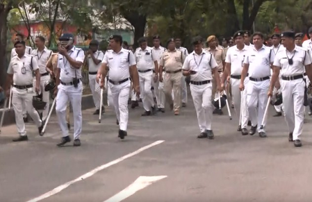 कोलकाता  प्रेम प्रसंग के चलते युवक और उसके पिता को निर्वस्त्र कर घुमाया, तीन लोग गिरफ्तार