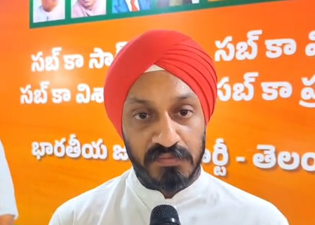 दिल्ली की राजनीति छोड़ तेलंगाना की चिंता करें मुख्यमंत्री, किसान सूखे से परेशान मनमीत सिंह