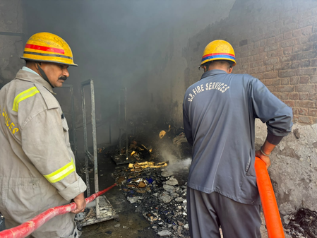 गाजियाबाद  फैब्रिकेशन फैक्ट्री में लगी आग, दमकल की टीम ने पाया काबू
