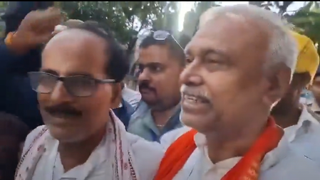 बिहार हार-जीत से ऊपर लोकतंत्र की खूबसूरत तस्वीर, राजद के अनिल झा को भाजपा के सर्वेश कुमार ने गले लगाकर दी बधाई